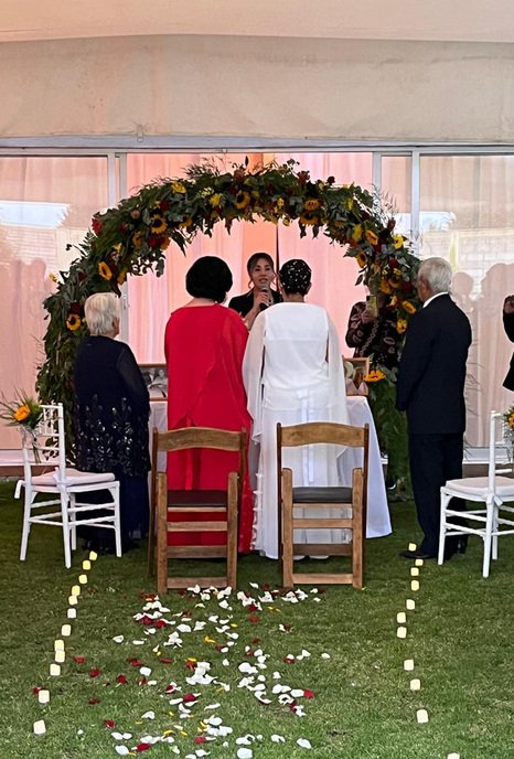 Ceremonia de boda bajo arco floral colorido con invitados en Sakura Metepec