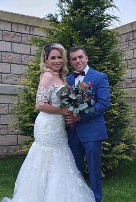 Retrato de novios abrazados en el jardín de Sakura Metepec