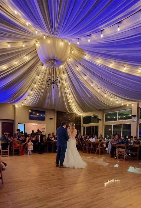 Primer baile de los novios bajo carpa iluminada en Sakura Metepec