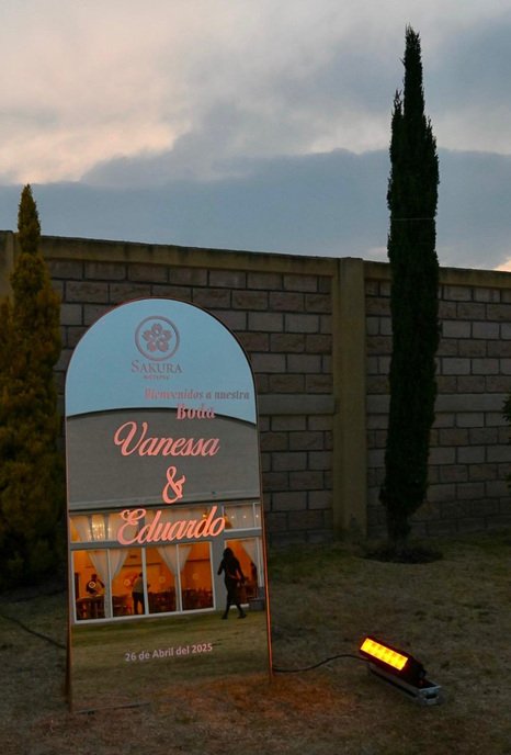 Letrero de bienvenida con los nombres de los novios en la entrada de Sakura Metepec