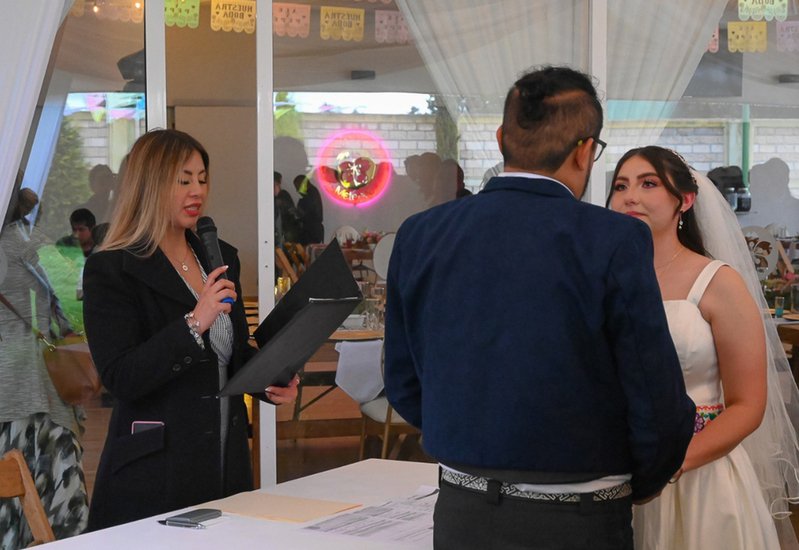 Firma del acta de matrimonio de los novios ante el oficiante en Sakura Metepec