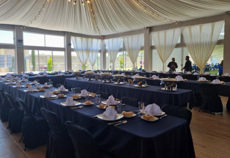 Salón Sakura con mesas imperiales y mantelería azul montado para comida empresarial en Metepec