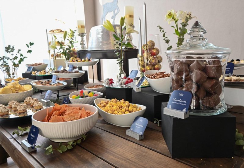 Mesa de bocadillos, frutas y dulces para coffee break de evento empresarial en Metepec