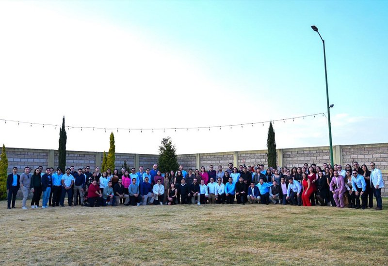 Foto grupal de más de cien colaboradores en el jardín de Sakura Jardín y Salón Metepec