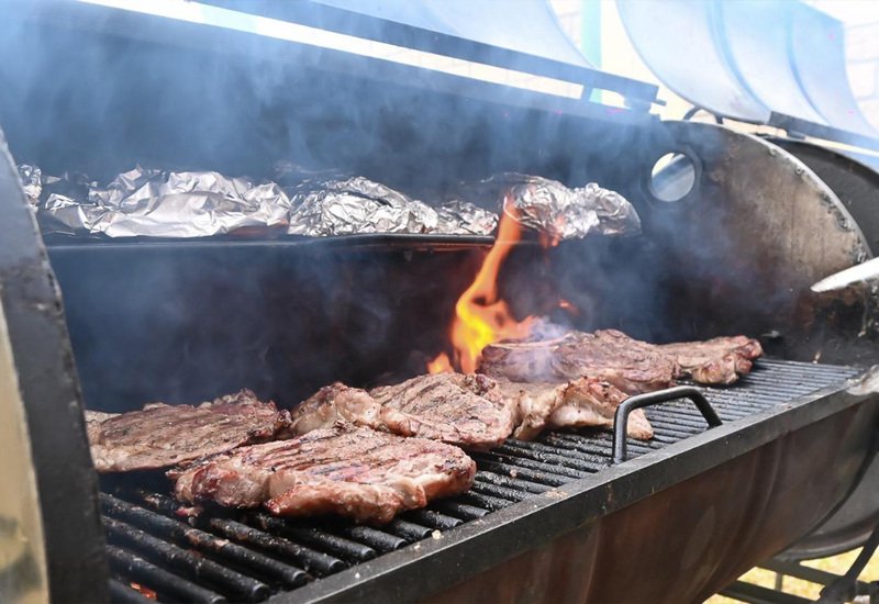 Cortes a la parrilla preparados al momento para el banquete de un evento corporativo en Metepec