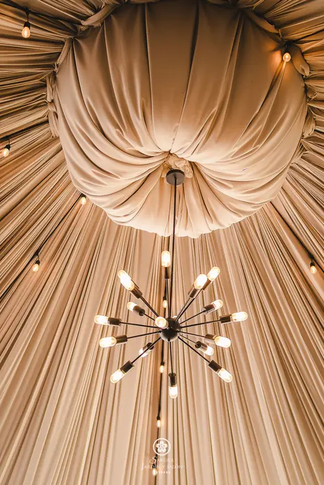 Candil y techo entelado con luces vintage del salón Sakura Metepec