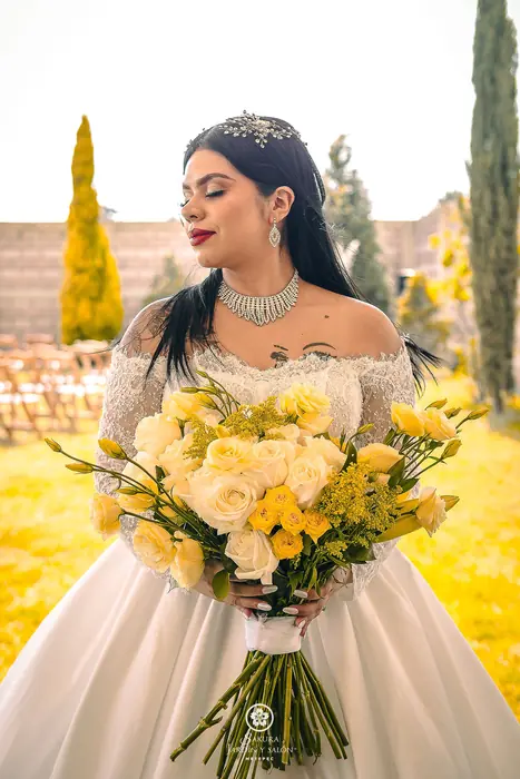 Novia con ramo de rosas amarillas y blancas en el jardín de Sakura Jardín y Salón