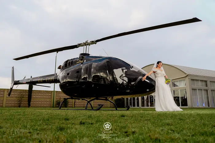Novia junto al helicóptero en el jardín de Sakura Metepec, experiencia de llegada Sakura Experience