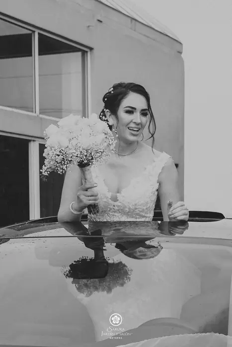 Novia sonriente llegando a su boda en Sakura Metepec, fotografía en blanco y negro