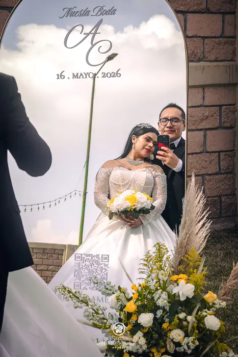 Novios reflejados en el espejo personalizado de bienvenida de su boda en Sakura Metepec