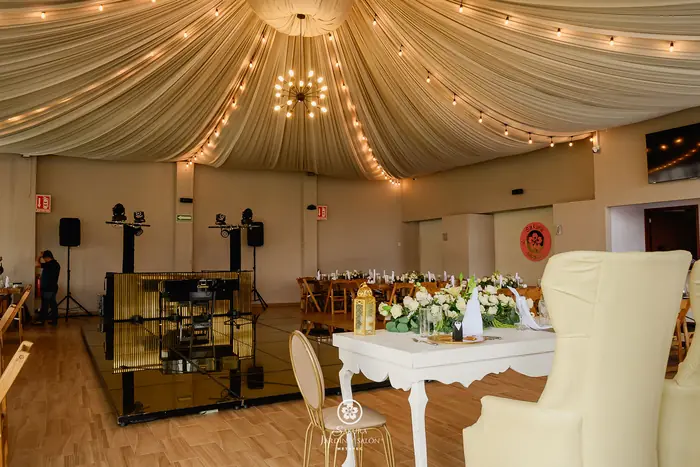 Salón para bodas en Metepec con mesa de novios, pista y cabina de DJ bajo techo entelado