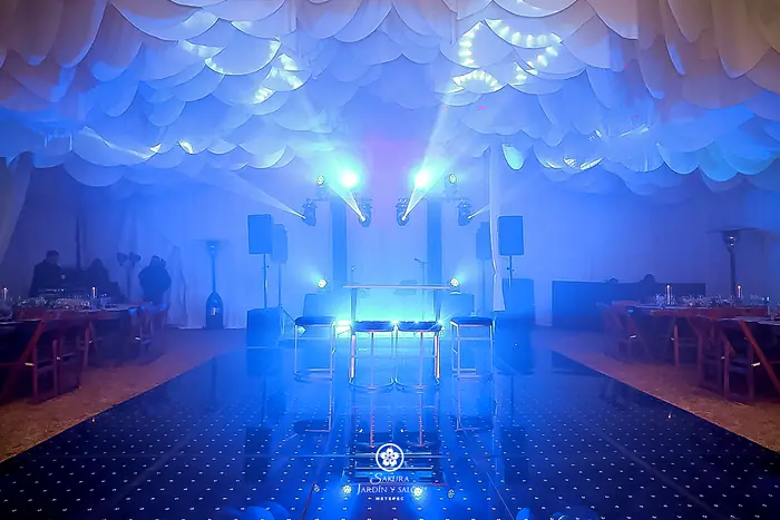 Carpa con techo drapeado, pista y cabina de DJ iluminadas para fiesta en el jardín de Sakura Metepec