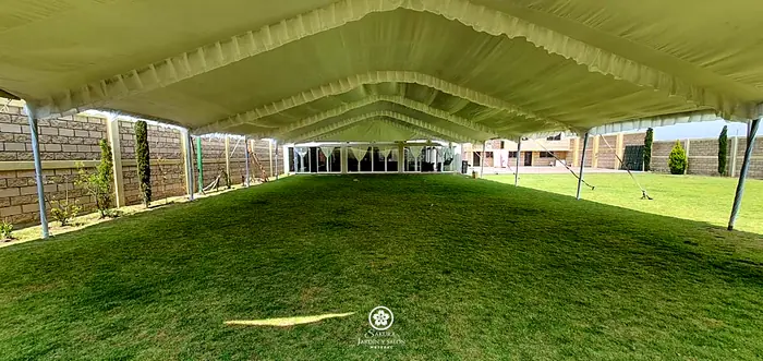 Carpa montada sobre el jardín de Sakura con vista al salón de cristal