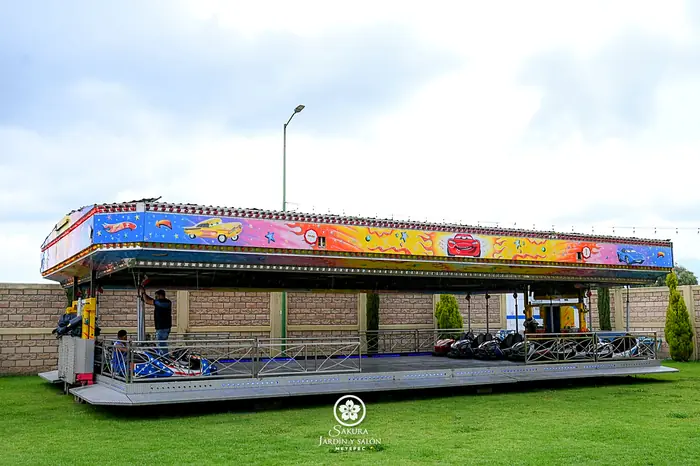 Carritos chocones en el jardín de Sakura Metepec, atracción para eventos empresariales y fiestas