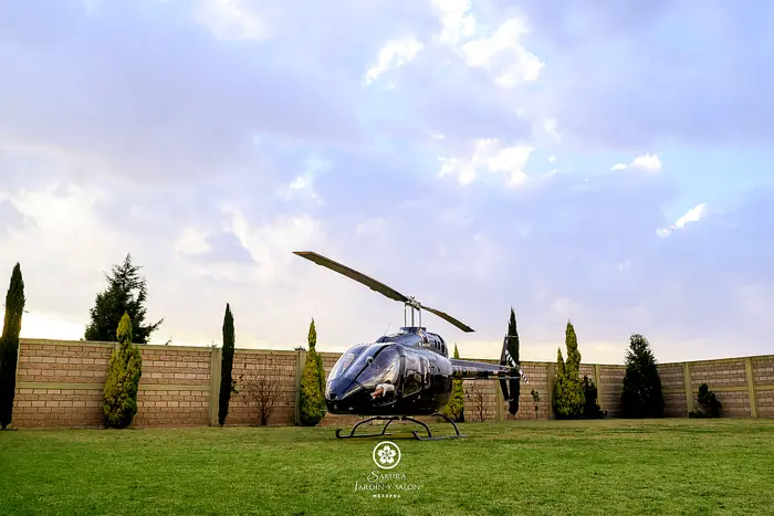 Helicóptero en el jardín de Sakura Jardín y Salón, llegada exclusiva en Metepec
