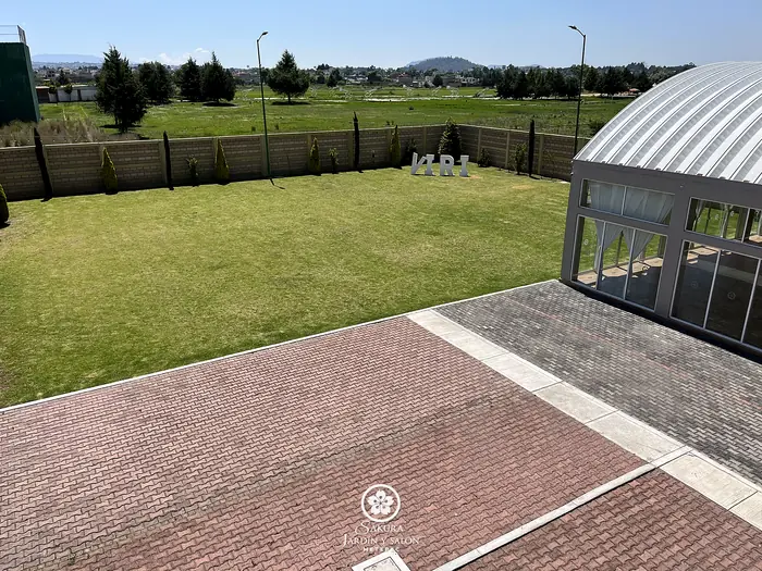 Jardín amplio y terraza de Sakura Jardín y Salón en Metepec