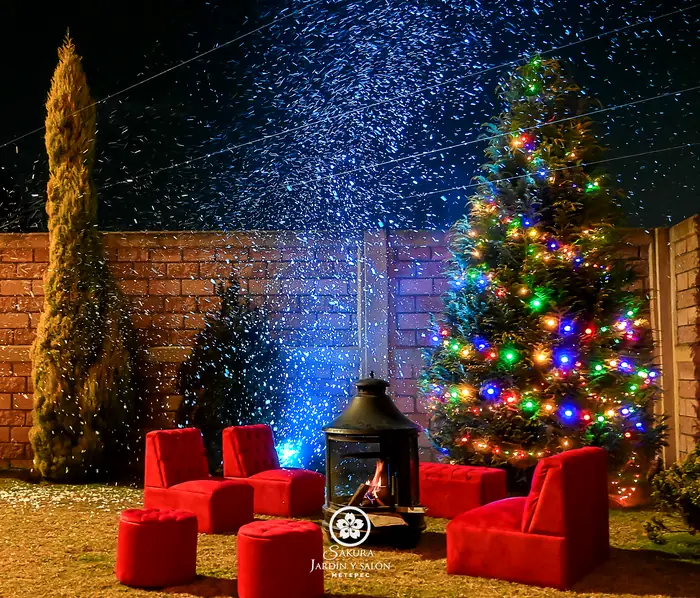 Lounge de terciopelo con chimenea y efecto nieve en el jardín de Sakura Metepec