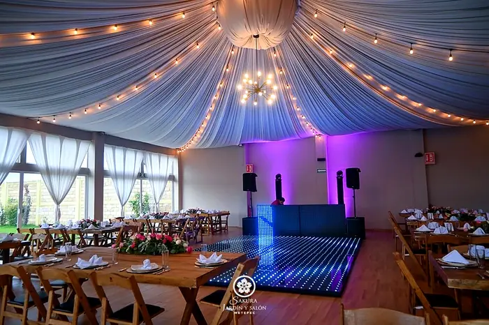 Pista LED y cabina de DJ con mesas montadas en el salón Sakura
