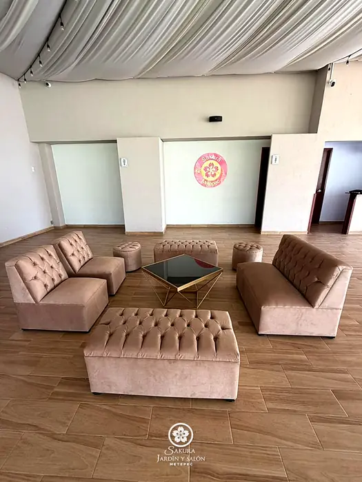 Sala lounge de terciopelo dentro del salón Sakura Jardín y Salón
