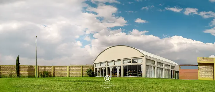 Vista panorámica del salón de cristal y el jardín de Sakura Jardín y Salón en Metepec