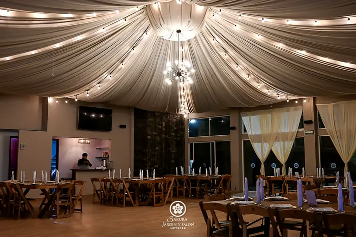 Salón Sakura con techo entelado, candil y barra de servicio