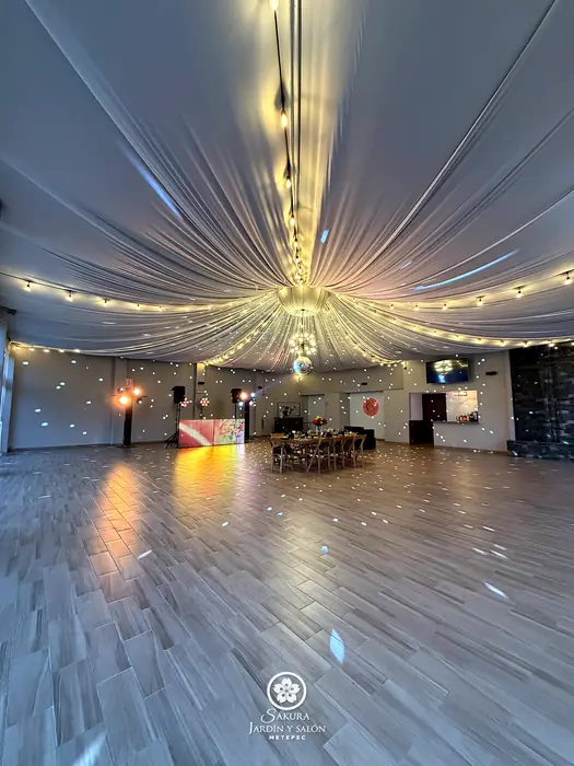 Salón de eventos en Metepec con techo entelado, pista amplia y cabina de DJ