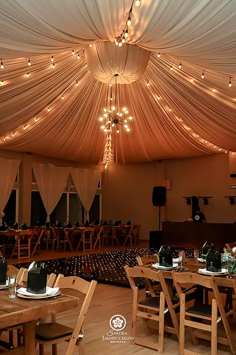 Salón Sakura con iluminación cálida, candil y pista LED