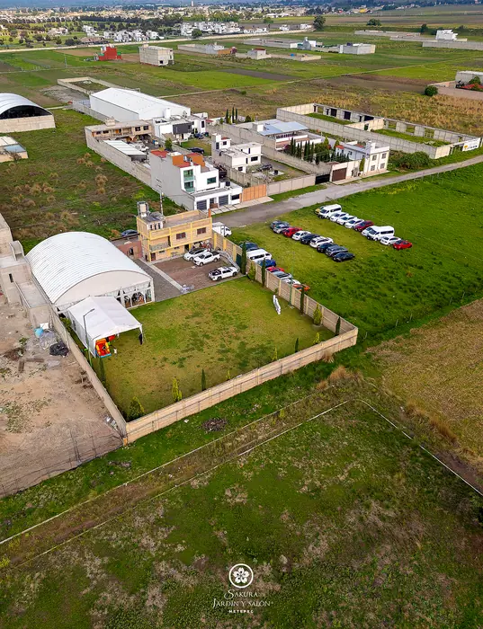 Vista aérea de Sakura Jardín y Salón en Metepec con jardín, salón y estacionamiento