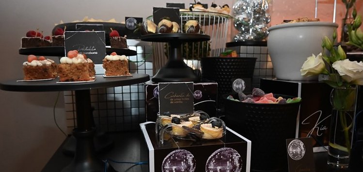 Mesa de postres con pastelitos individuales y dulces en Sakura Metepec