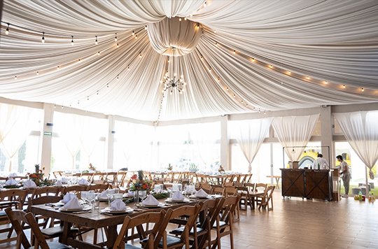 Salón Sakura Metepec decorado con cortinas y luces para boda